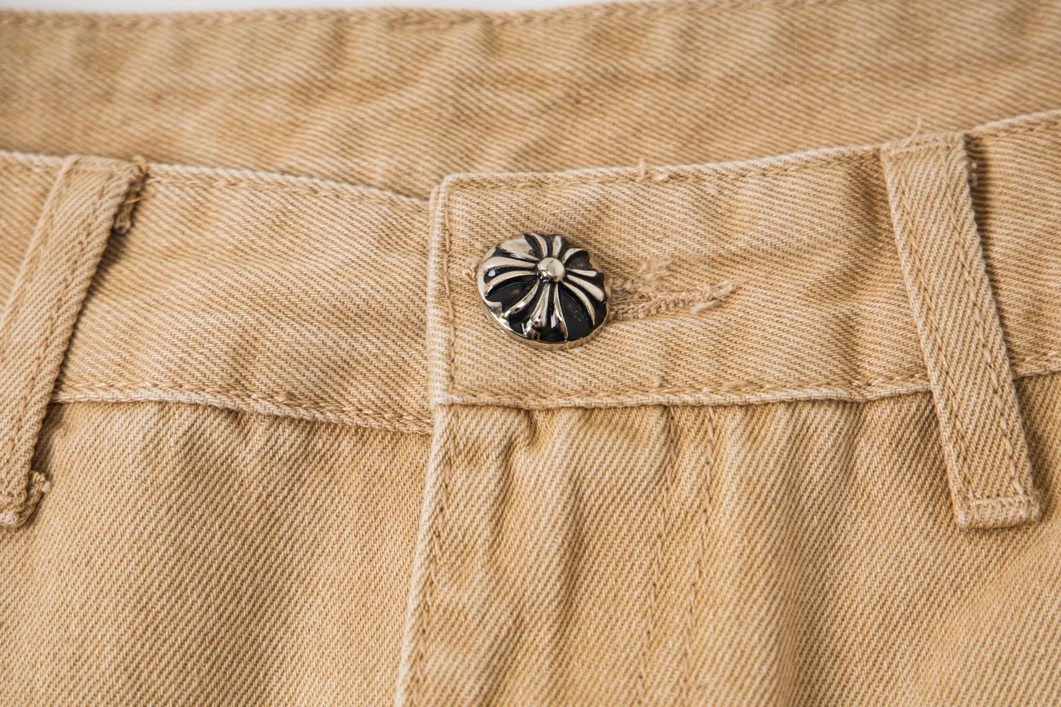 P280 Chrome Hearts khaki denim and white and blue multi-leather popular couple jeans are a hot trend this season and are sought after by countless celebrities and fashionistas. The neat details of the cutting process add color to the playful fashion! The neat and meticulous design, and the well-fitting structure is unique. The upper body not only has outstanding recognition, but also looks younger and younger. A style with the ultimate wearing meaning and performance, gorgeous color matching, and the craftsmanship of this style is also extremely extraordinary. After the finished product is washed, it is disassembled and hand-made with sheepskin cross leather and then spliced ​​together to complete. The whole piece has too many craftsmanship to describe. It is decorated with patchwork cross flowers and high-waisted washed jeans! ! Absolutely high-end luxury product, a god-level single product, a super popular product, made with top heavy industry, a must-see magic weapon that can't be missed. Style number: 1827# Size: 30 32 34 36 Color: Khaki